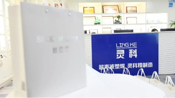 玉鼠辭舊，金牛迎新，靈科年禮賀新春！